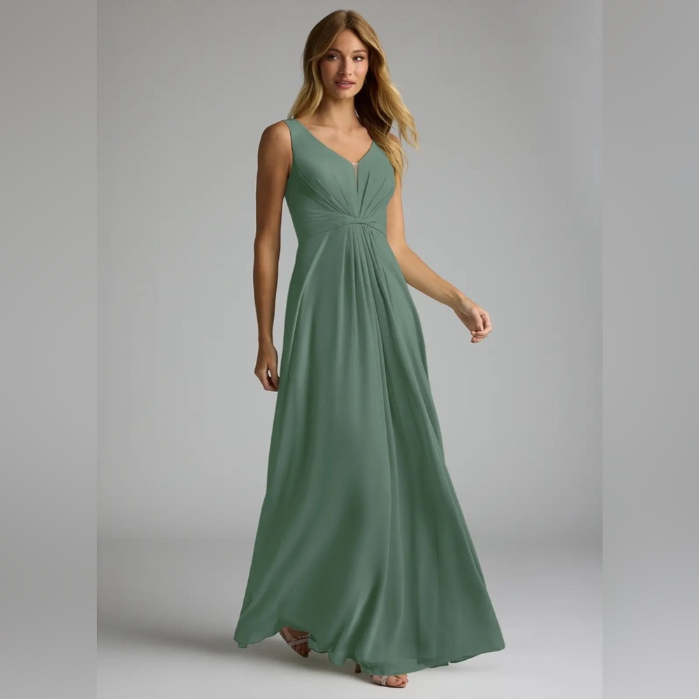 AZAZIE GINA
Eucalyptus A-Line V-Neck Pleated Chiffon Dress Size 16
